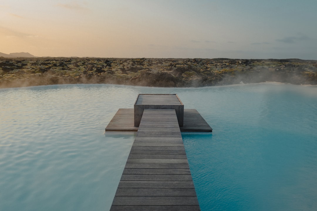 Suelo de pavimento antideslizante piscina con textura segura y moderna