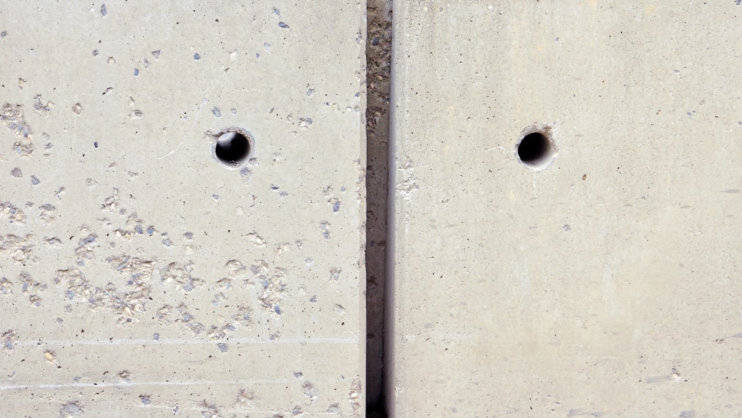 valla hormigón impreso decorativo en muro exterior en Barcelona